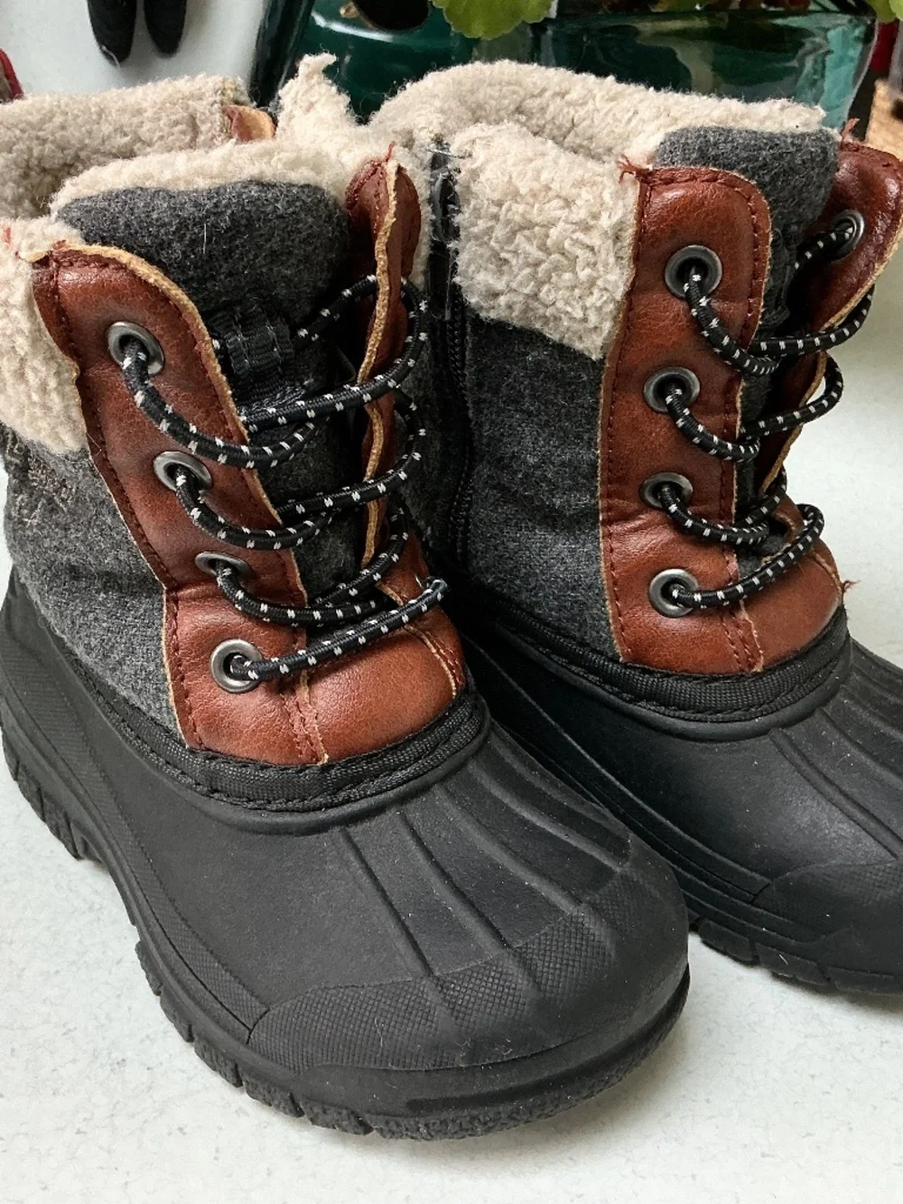 OshKosh B’Gosh Child’s Size 7 Boots